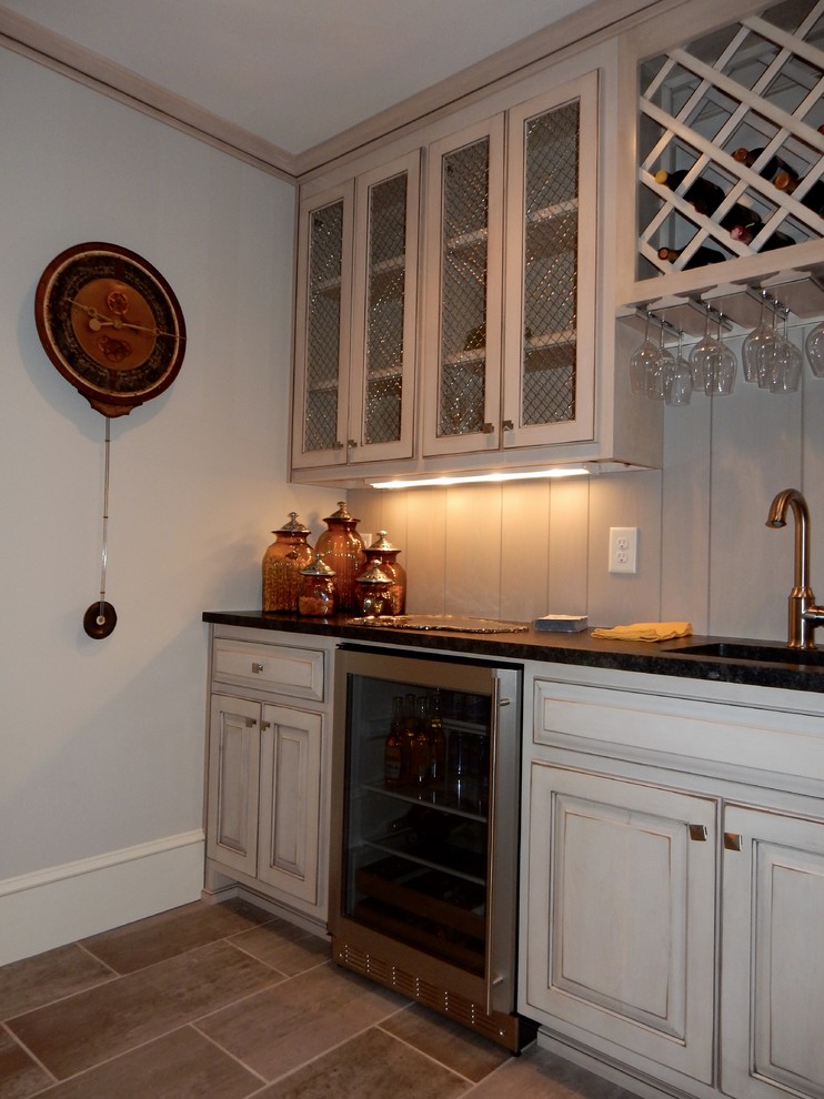 Example of a small classic home bar design in Atlanta