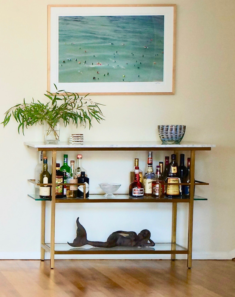 Foto de bar en casa con carrito de bar lineal marinero pequeño con encimera de mármol, suelo de madera clara y suelo amarillo