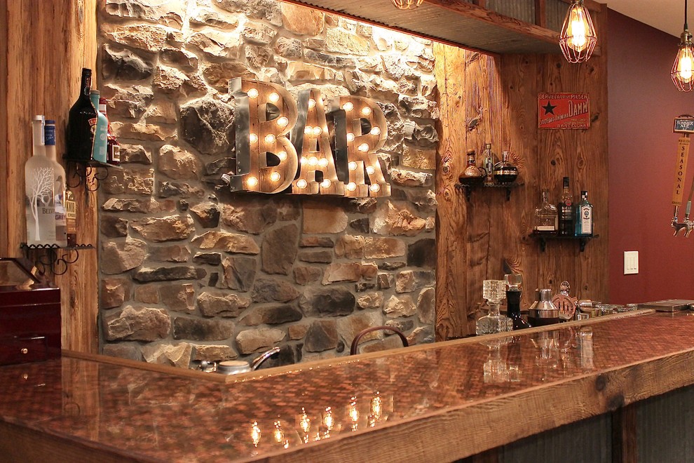 Foto di un angolo bar con lavandino rustico di medie dimensioni con top in legno, paraspruzzi beige, paraspruzzi in pietra calcarea e top marrone