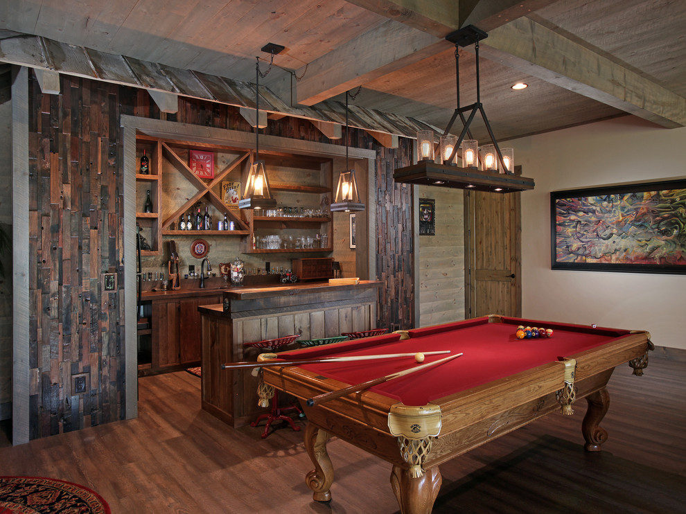 Esempio di un angolo bar con lavandino stile rurale con nessun'anta, ante in legno scuro, top in legno, paraspruzzi grigio, pavimento in legno massello medio e pavimento marrone