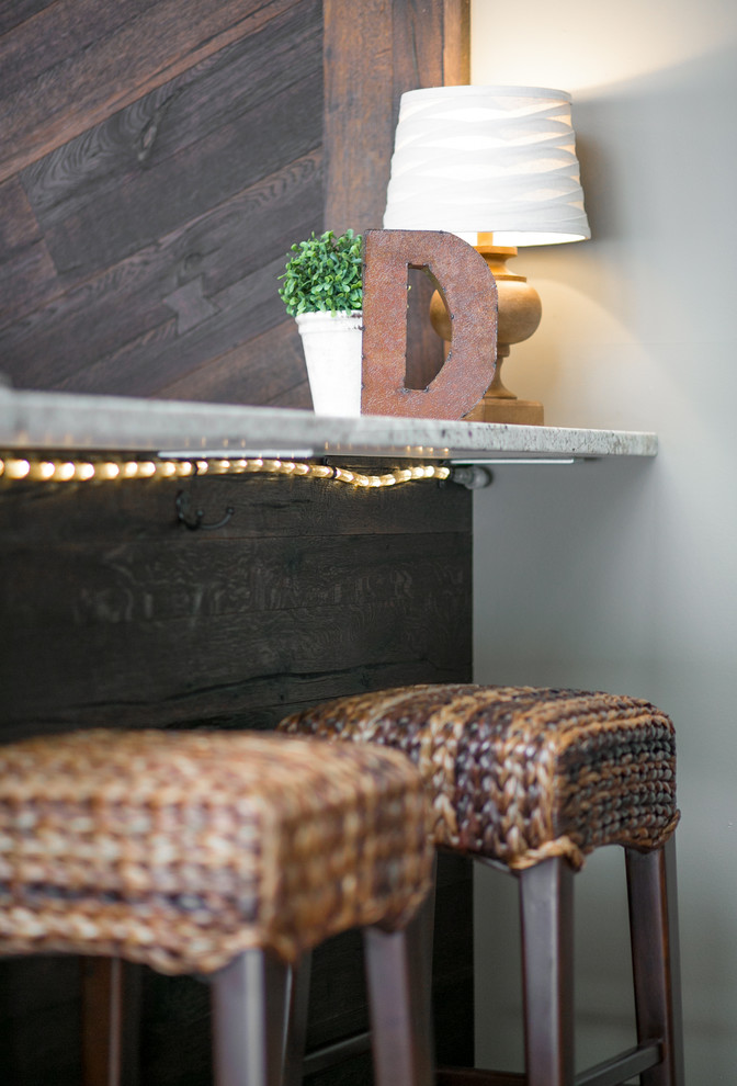 Idee per un bancone bar rustico di medie dimensioni con lavello da incasso, top in granito, paraspruzzi grigio e paraspruzzi in lastra di pietra