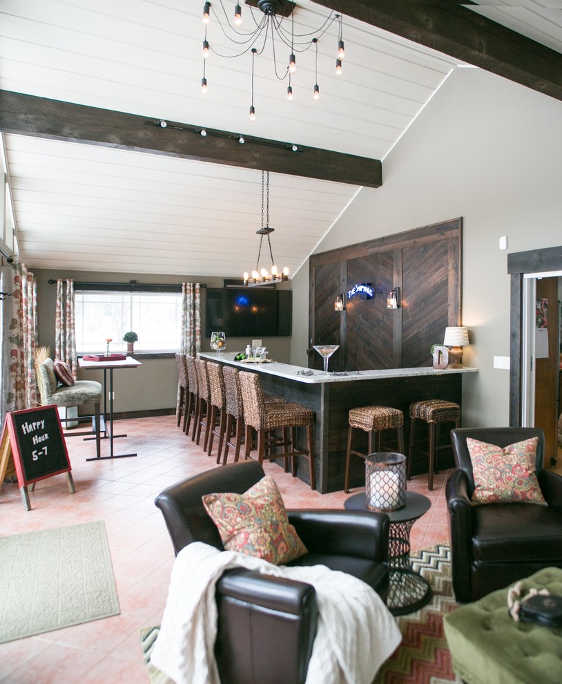 Cette photo montre un bar de salon montagne en L de taille moyenne avec des tabourets, un plan de travail en granite et un sol en carrelage de céramique.