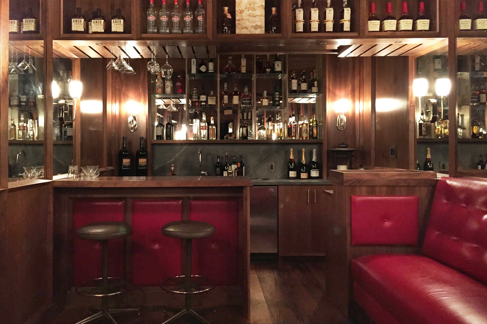 Foto di un angolo bar con lavandino vittoriano di medie dimensioni con lavello sottopiano, ante in legno bruno, top in saponaria, paraspruzzi grigio, paraspruzzi in lastra di pietra e parquet scuro