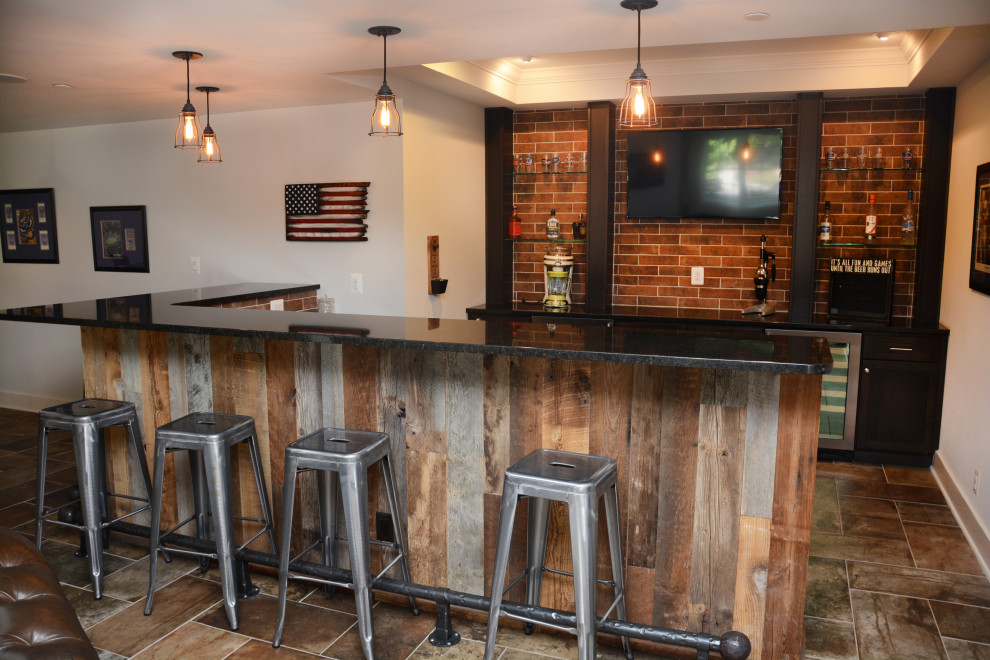 Immagine di un bancone bar tradizionale di medie dimensioni con lavello sottopiano, ante con riquadro incassato, ante in legno bruno, top in granito, paraspruzzi rosso, paraspruzzi in mattoni, pavimento marrone e top nero