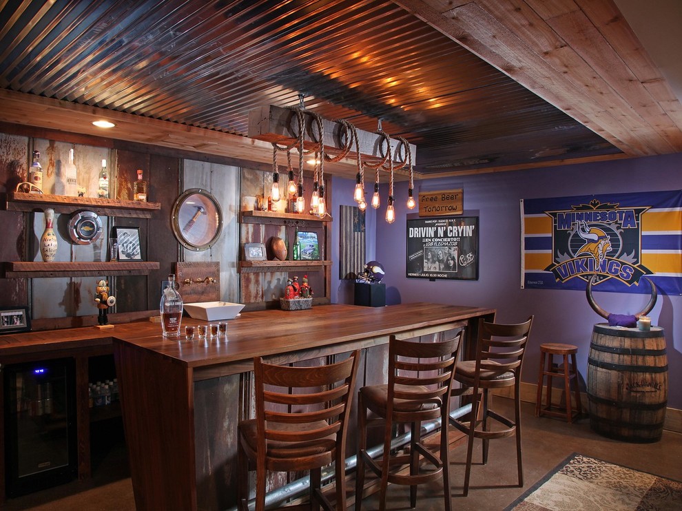Esempio di un bancone bar stile rurale con ante in legno bruno, ante con bugna sagomata, pavimento marrone e top marrone