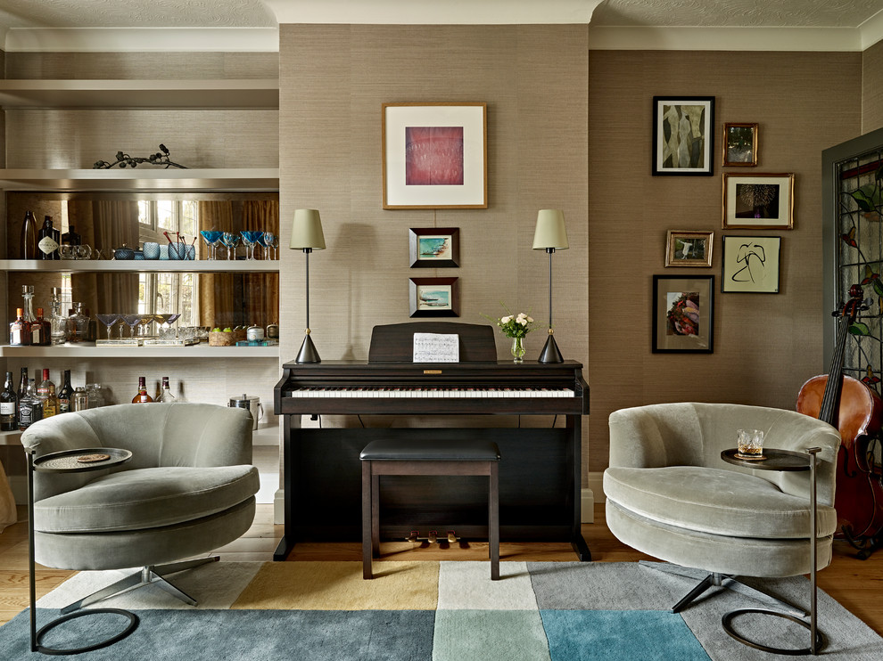 ロンドンにある高級な中くらいなトランジショナルスタイルのおしゃれなホームバー (ミラータイルのキッチンパネル、無垢フローリング、茶色い床、オープンシェルフ、ベージュのキャビネット) の写真