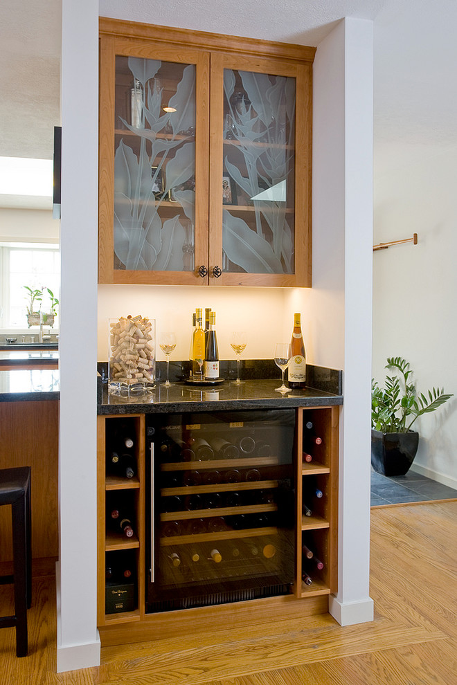 Foto de bar en casa clásico renovado con armarios tipo vitrina y puertas de armario de madera oscura