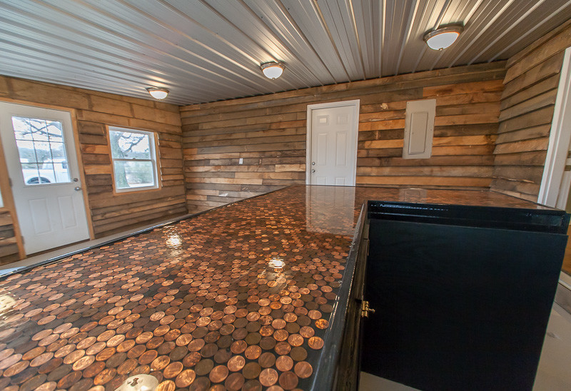 Foto di un bancone bar country di medie dimensioni con pavimento in cemento e top in rame