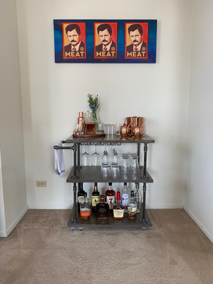 Imagen de bar en casa con carrito de bar lineal clásico renovado pequeño con moqueta y suelo marrón