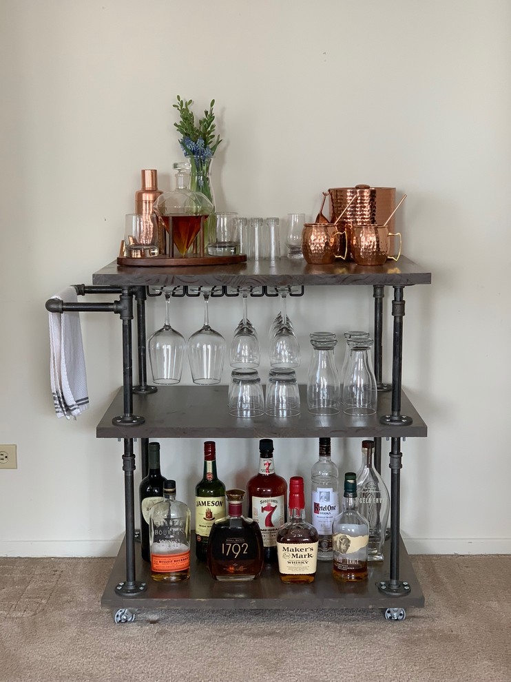 Design ideas for a small traditional single-wall bar cart in Chicago with carpet and brown floors.