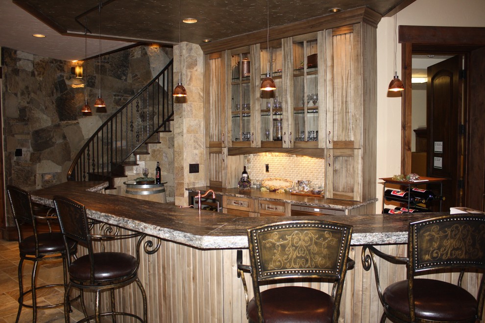 Idée de décoration pour un bar de salon avec évier parallèle tradition en bois clair de taille moyenne avec un évier encastré, un placard à porte affleurante, un plan de travail en granite, une crédence beige et une crédence en mosaïque.