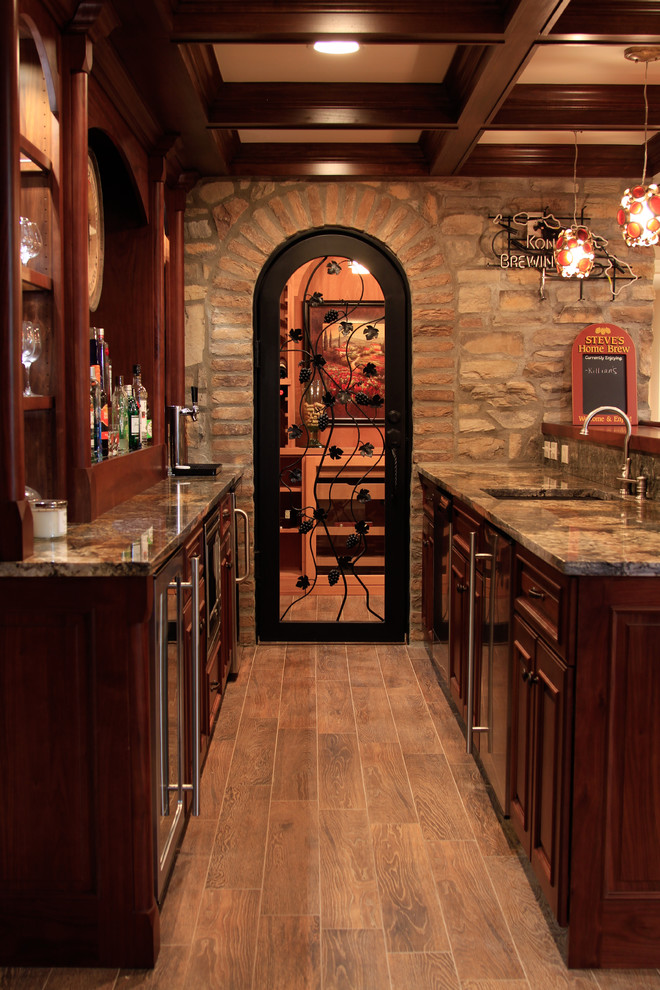 Diseño de bar en casa con fregadero lineal clásico de tamaño medio con fregadero bajoencimera, armarios abiertos, puertas de armario de madera oscura, encimera de madera y suelo de madera en tonos medios