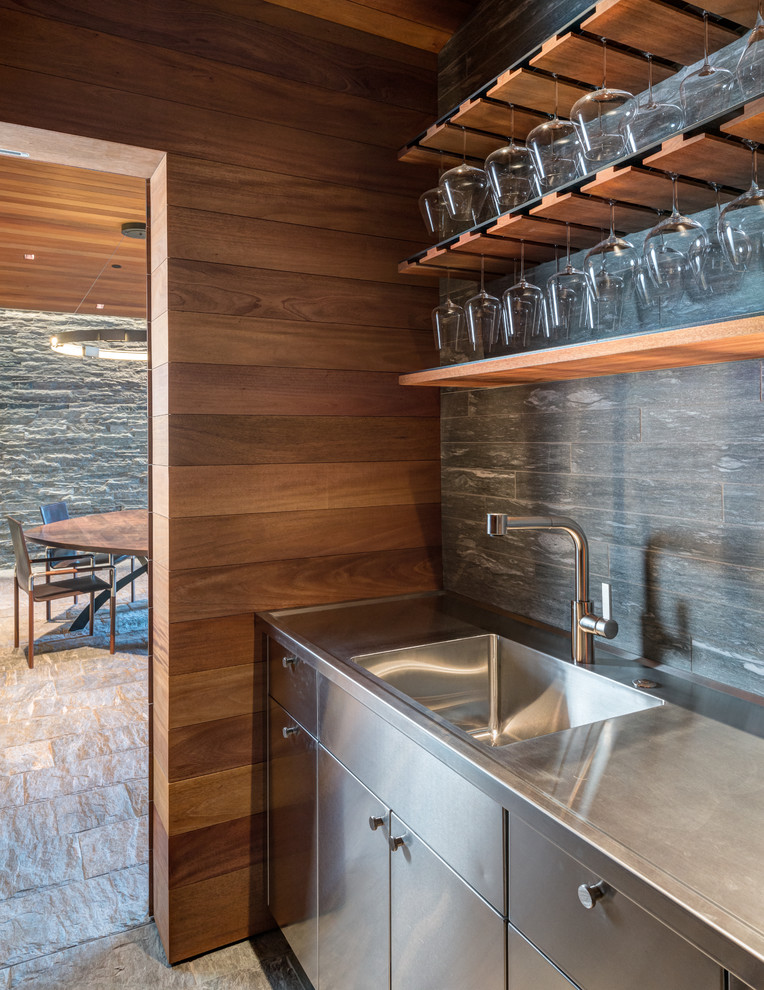Rustikale Hausbar mit integriertem Waschbecken, flächenbündigen Schrankfronten, Edelstahl-Arbeitsplatte und Küchenrückwand in Grau in Sonstige