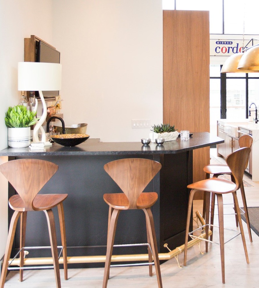 Diseño de bar en casa contemporáneo con suelo beige
