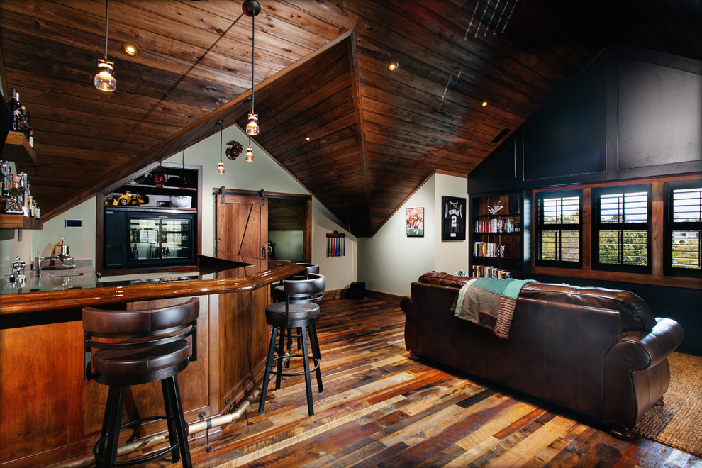 Ejemplo de bar en casa con fregadero de galera rural grande con suelo de madera en tonos medios, suelo marrón y encimera de madera