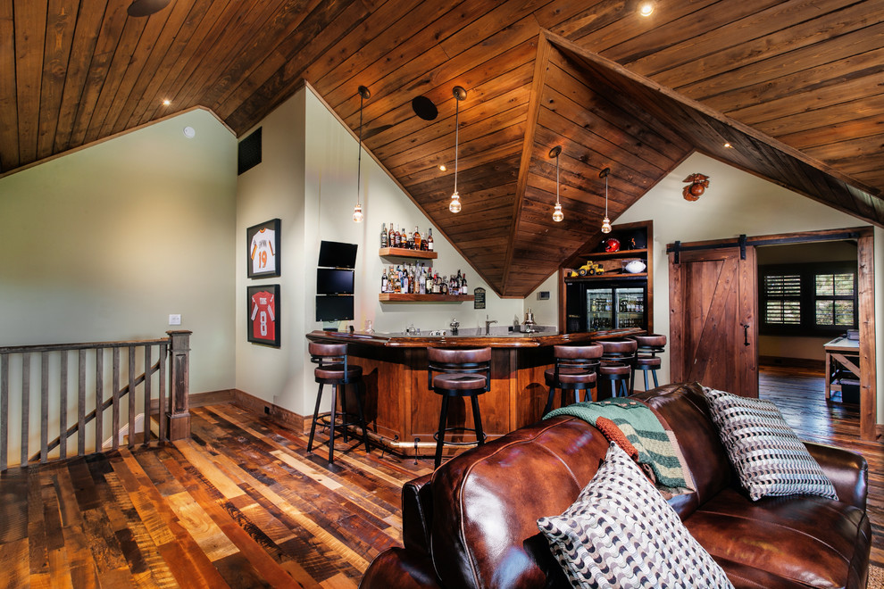 Idee per un grande angolo bar con lavandino rustico con pavimento in legno massello medio, pavimento marrone e top in legno