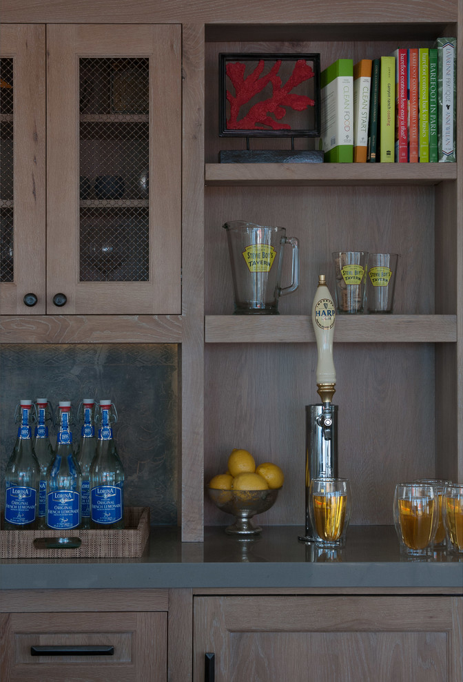 Exemple d'un grand bar de salon avec évier linéaire bord de mer en bois brun avec un plan de travail en zinc, une crédence marron, une crédence en bois et un placard avec porte à panneau encastré.