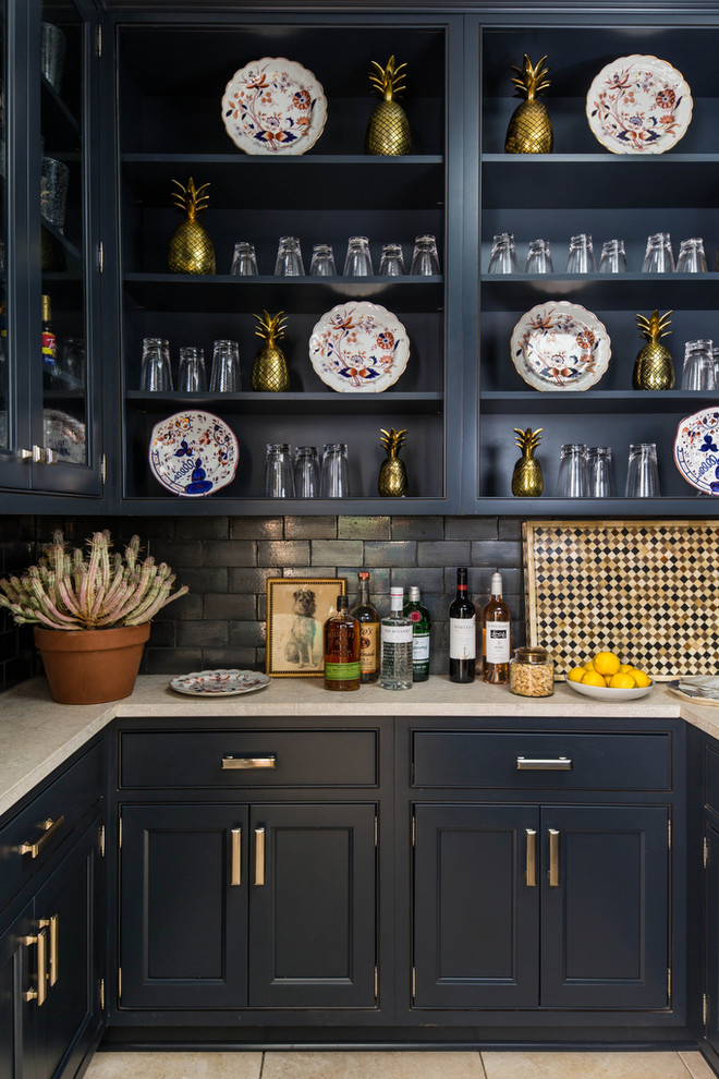 Klassische Hausbar in U-Form mit offenen Schränken, blauen Schränken, Küchenrückwand in Schwarz und Rückwand aus Metrofliesen in Sonstige