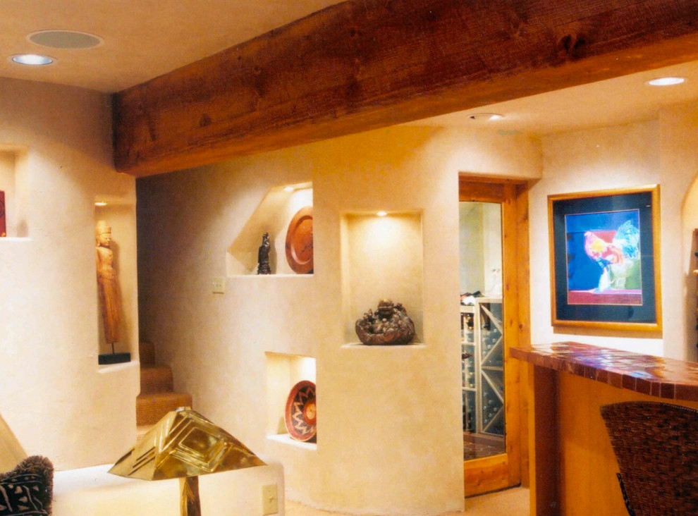 Foto di un angolo bar american style di medie dimensioni con top piastrellato e ante in legno chiaro