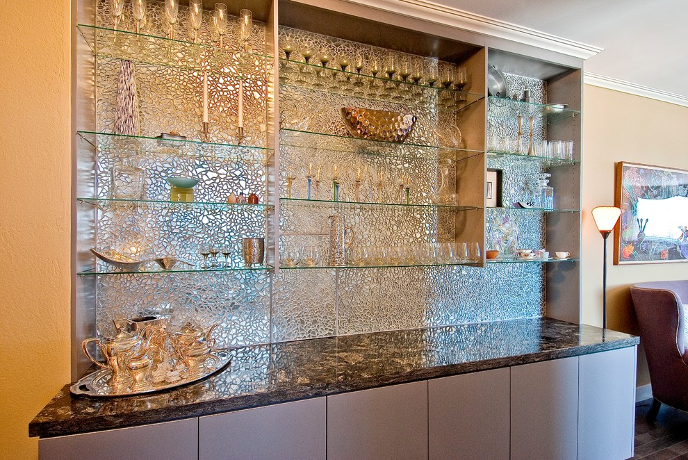 Foto di un angolo bar con lavandino eclettico di medie dimensioni con nessun lavello, ante lisce, ante grigie, top in granito, paraspruzzi a specchio e pavimento in compensato