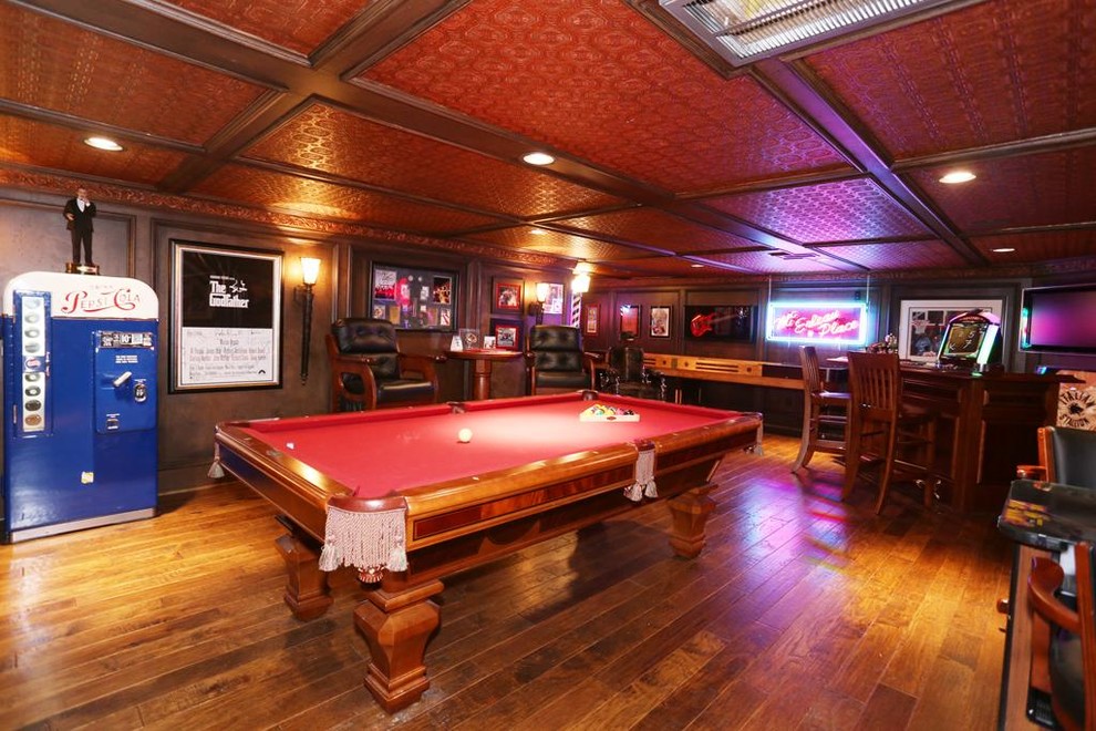 Exemple d'un très grand bar de salon parallèle éclectique avec un sol en bois brun.