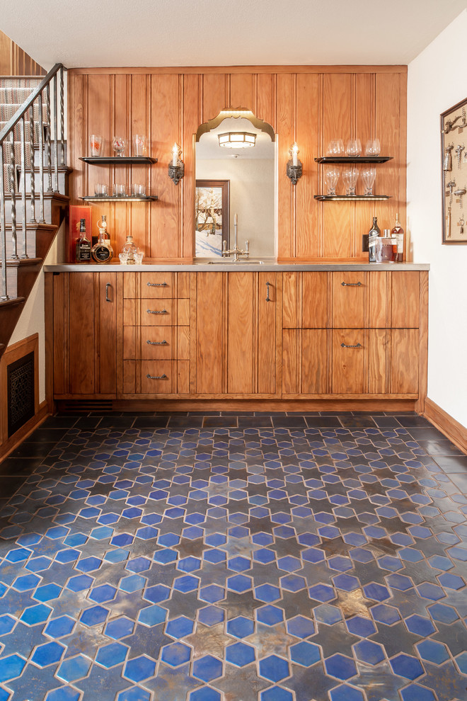 Inredning av en medelhavsstil liten linjär hemmabar med vask, med släta luckor, bänkskiva i rostfritt stål, stänkskydd i trä, klinkergolv i keramik, skåp i mellenmörkt trä och flerfärgat golv