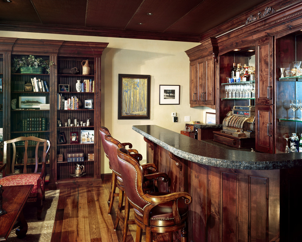 Esempio di un angolo bar moderno con ante in legno bruno