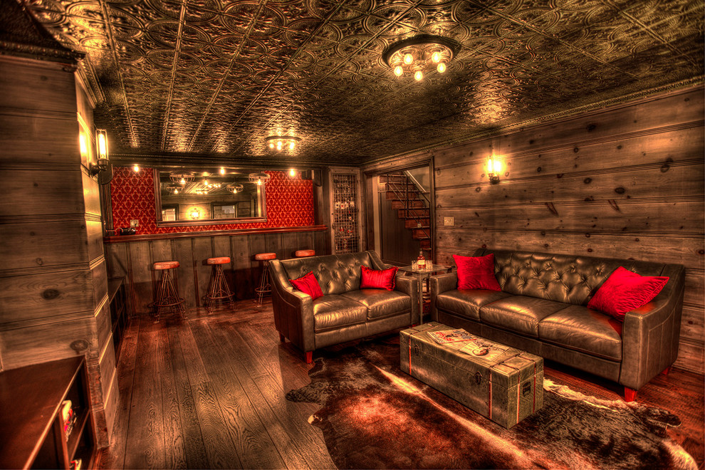 Imagen de bar en casa con barra de bar rústico de tamaño medio con suelo de madera oscura, armarios con paneles empotrados, puertas de armario marrones, encimera de madera y salpicadero rojo
