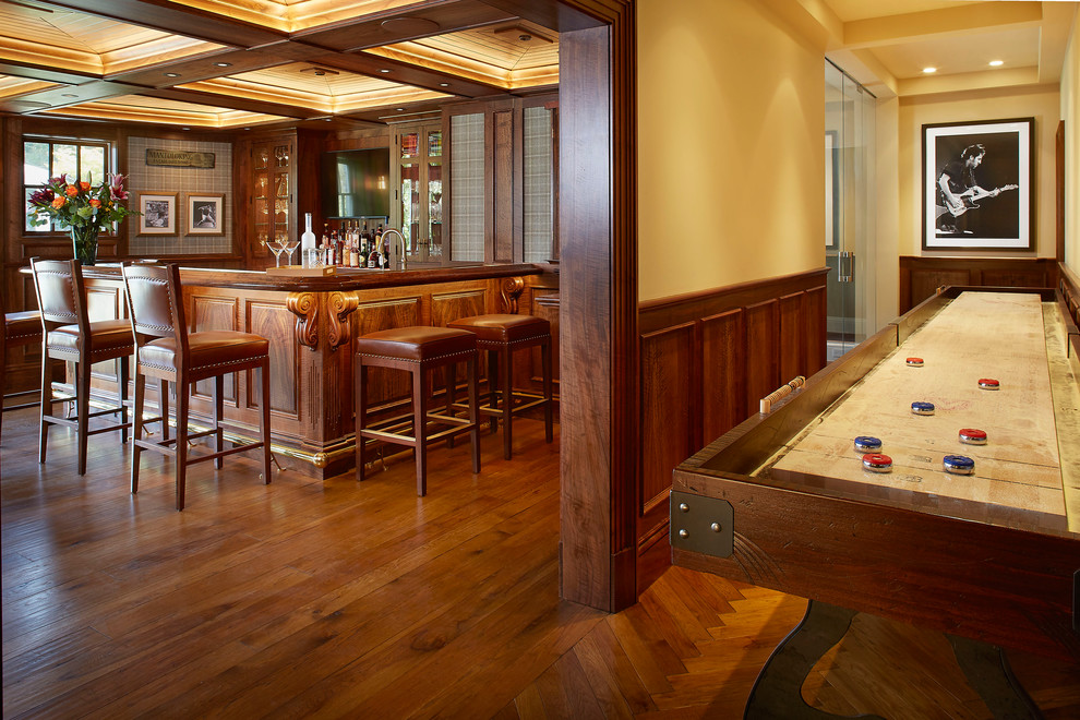 Esempio di un angolo bar con lavandino tradizionale di medie dimensioni con lavello sottopiano, ante a filo, ante in legno bruno, top in rame e parquet scuro