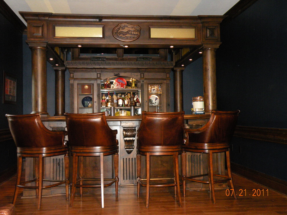 Example of a classic home bar design in Tampa