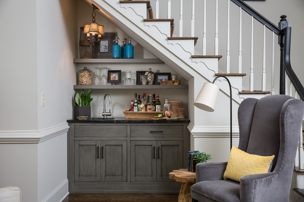 Ejemplo de bar en casa con fregadero lineal tradicional con fregadero bajoencimera, armarios estilo shaker, puertas de armario grises, suelo de madera oscura y suelo marrón