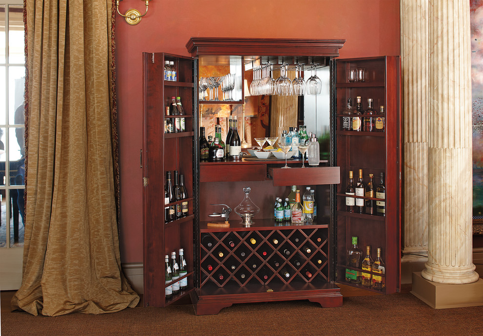 Immagine di un piccolo angolo bar chic con ante in legno bruno, nessun lavello, top in legno e paraspruzzi a specchio