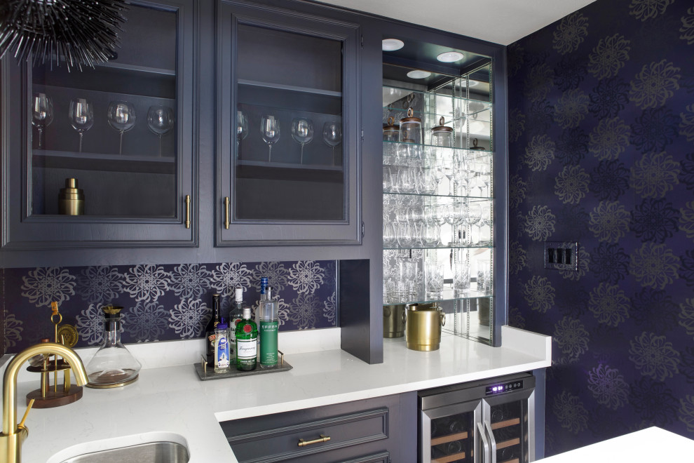 Diseño de bar en casa con fregadero en U bohemio de tamaño medio con fregadero bajoencimera, puertas de armario azules, encimera de cuarzo compacto, salpicadero azul y encimeras blancas