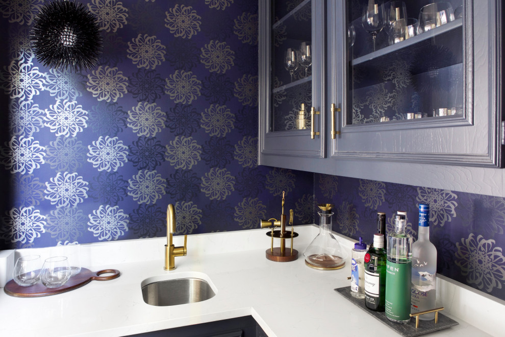 Esempio di un angolo bar con lavandino boho chic di medie dimensioni con lavello sottopiano, ante blu, top in quarzo composito, paraspruzzi blu e top bianco