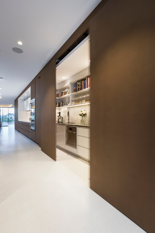 This is an example of a contemporary home bar in Melbourne.
