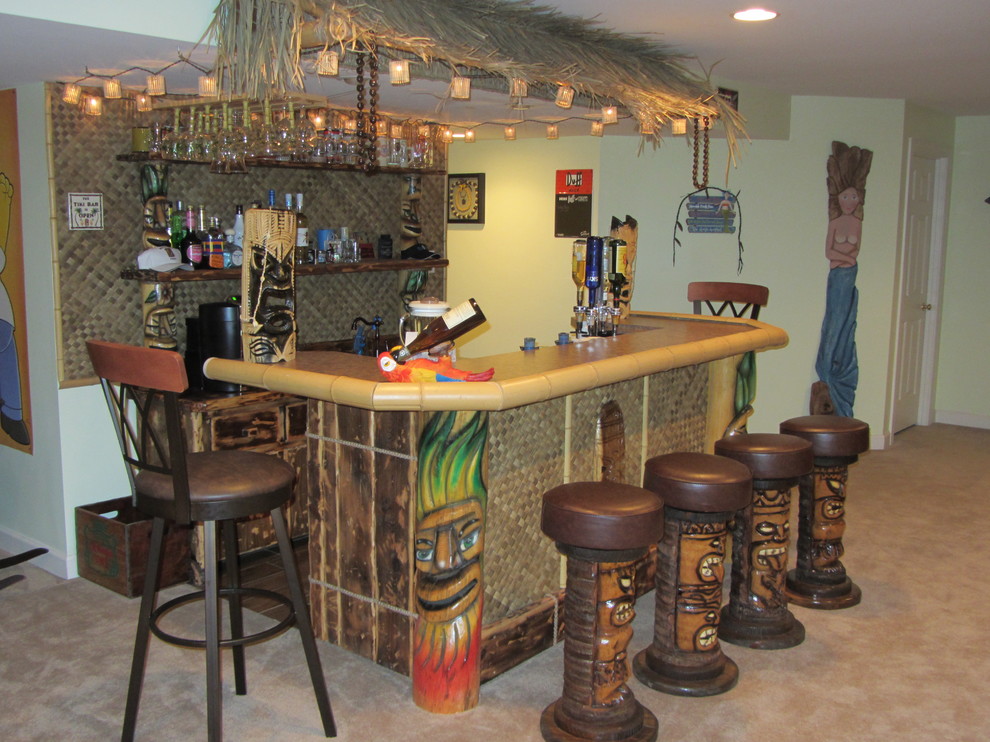 Esempio di un piccolo angolo bar tropicale con moquette