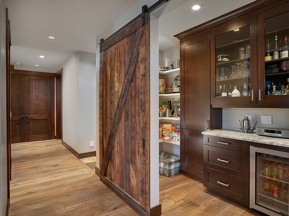 Idées déco pour un bar de salon linéaire campagne en bois foncé de taille moyenne avec parquet clair, un placard à porte shaker et un plan de travail en quartz modifié.