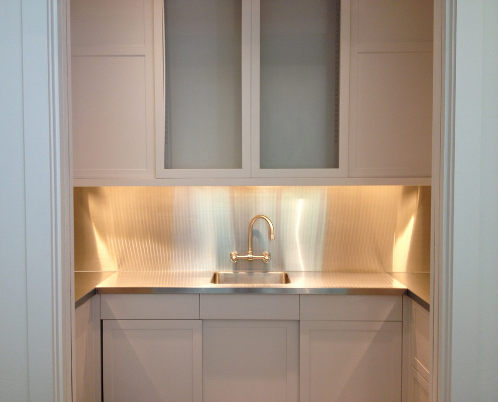 Kleine Moderne Hausbar in U-Form mit Edelstahl-Arbeitsplatte, weißen Schränken, Bartresen und integriertem Waschbecken in Atlanta