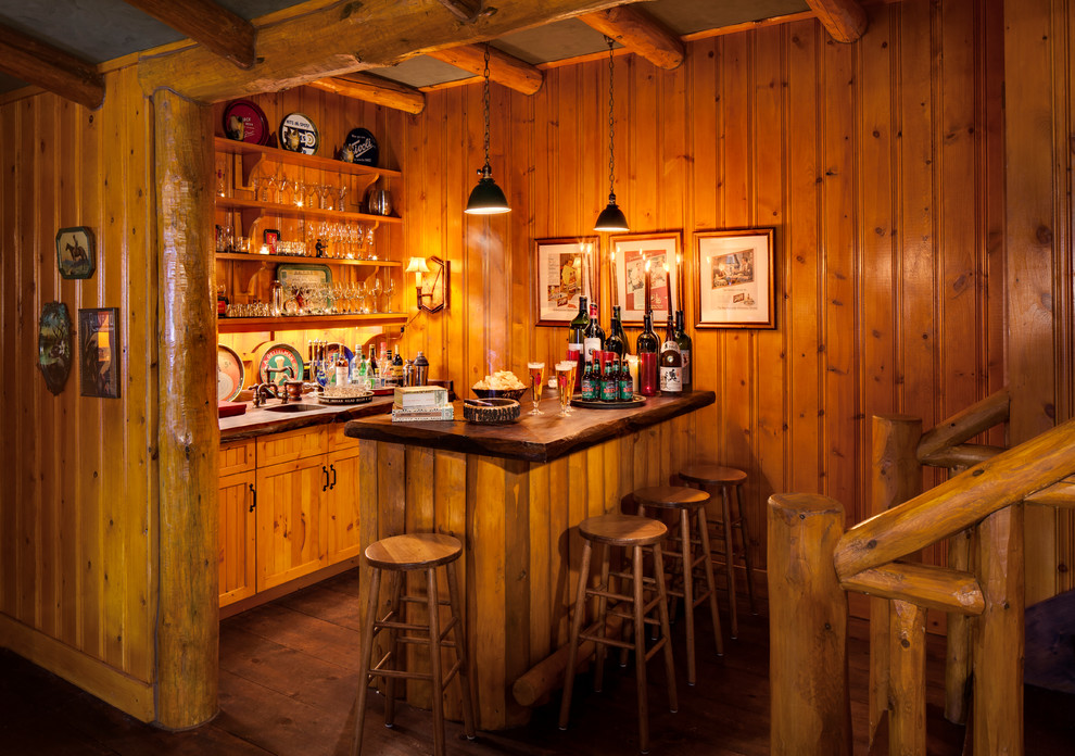 Diseño de bar en casa con barra de bar rústico con puertas de armario de madera oscura, encimera de madera, suelo de madera oscura, suelo marrón, encimeras marrones y armarios estilo shaker