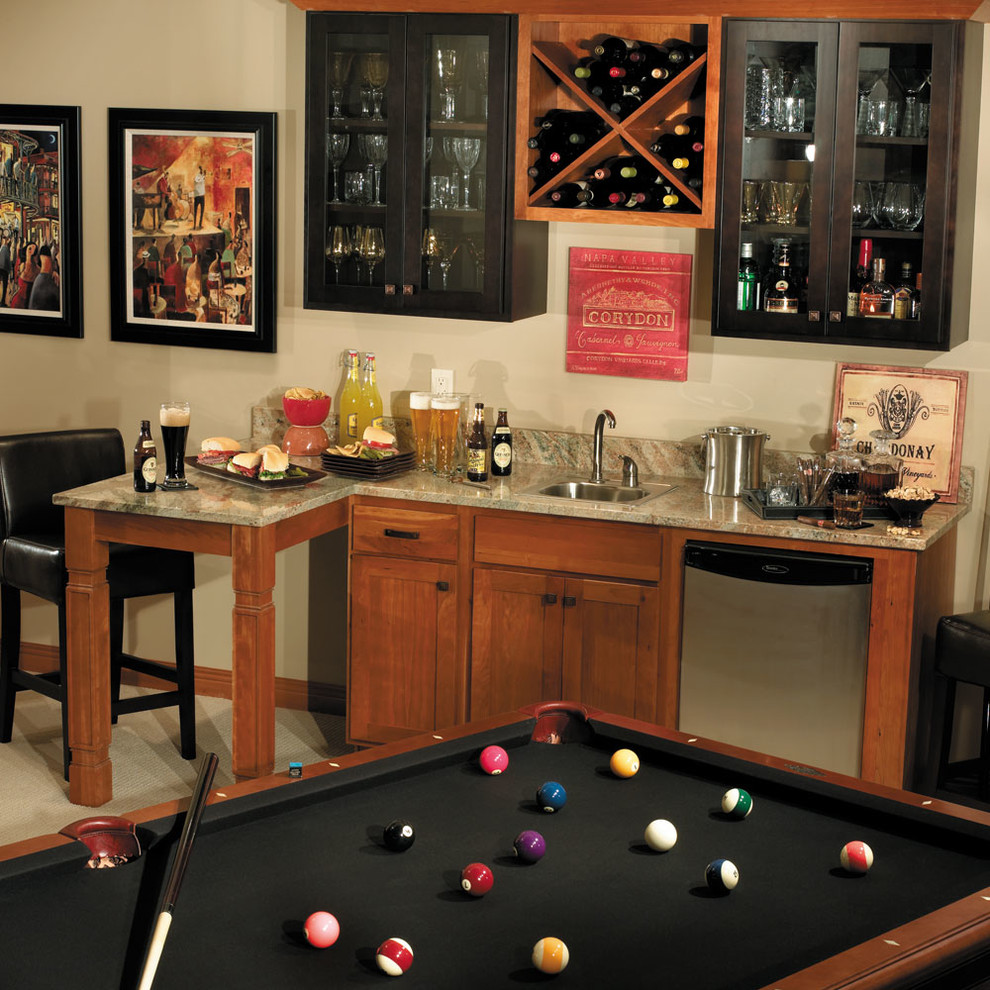 Foto di un piccolo angolo bar con lavandino classico con lavello da incasso, ante in stile shaker, ante in legno scuro, moquette e pavimento beige