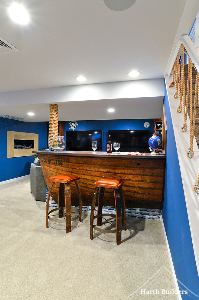 Modelo de bar en casa costero grande con moqueta