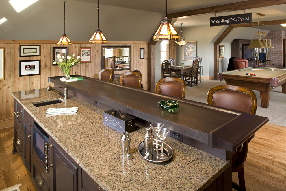 Imagen de bar en casa de estilo de casa de campo grande con suelo de madera en tonos medios
