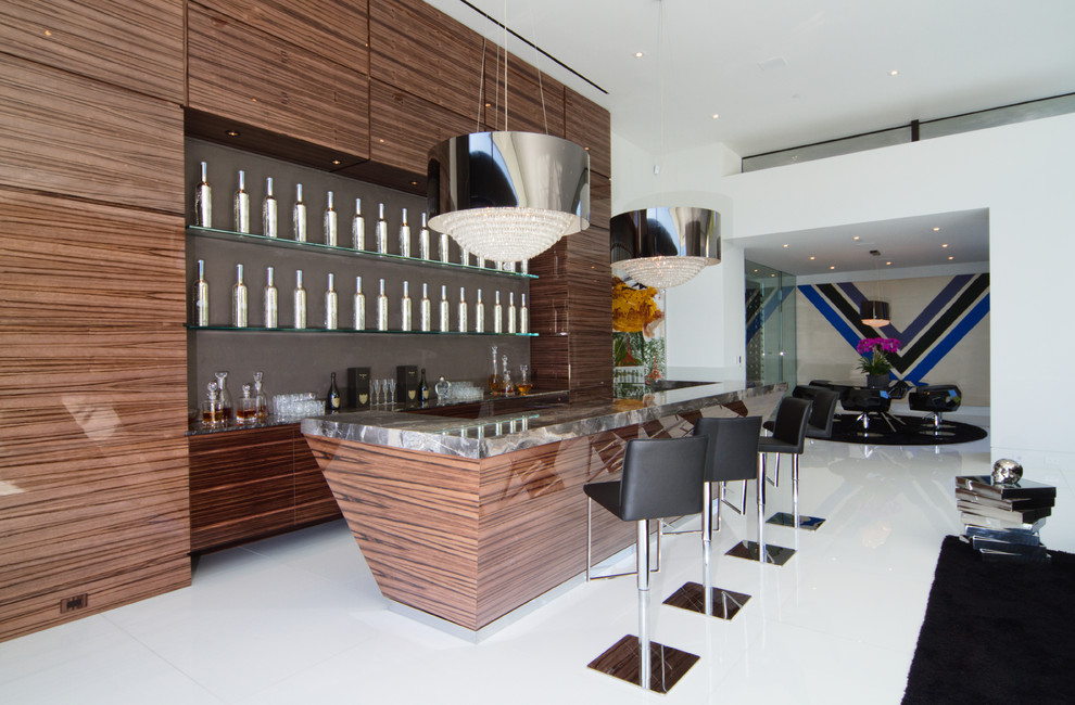 Exemple d'un bar de salon tendance avec des tabourets, un placard sans porte, une crédence marron et un sol blanc.