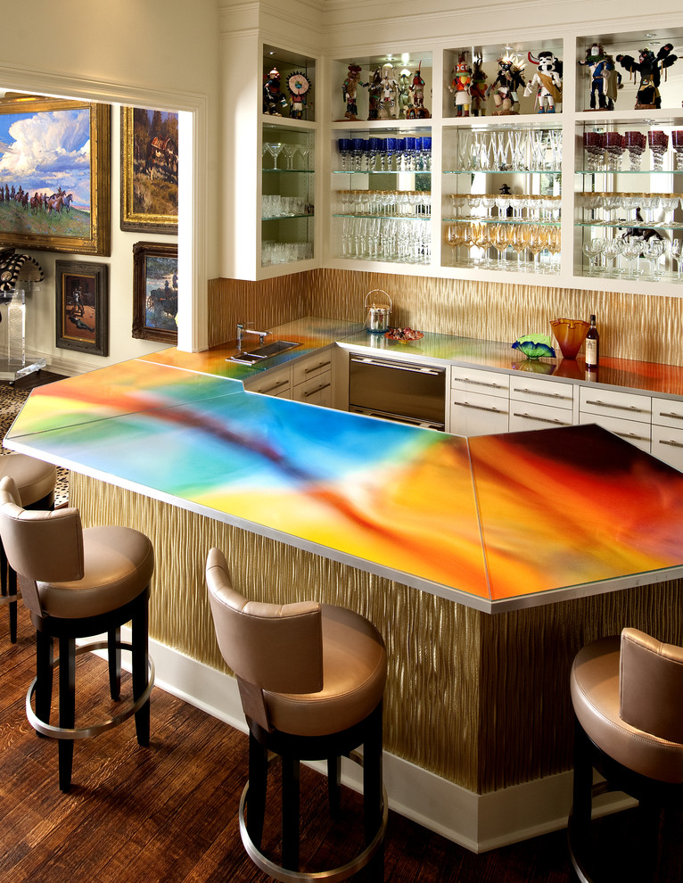 Foto di un bancone bar minimal con parquet scuro, ante lisce, ante bianche, paraspruzzi beige, pavimento marrone e top multicolore