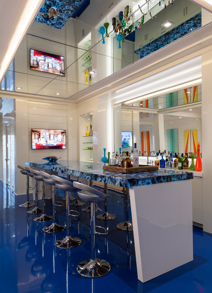 Immagine di un bancone bar design con paraspruzzi a specchio, pavimento blu e top blu
