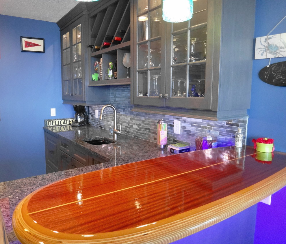 Immagine di un piccolo angolo bar con lavandino costiero con ante di vetro, ante grigie, top in granito, paraspruzzi multicolore, paraspruzzi con piastrelle di vetro e pavimento con piastrelle in ceramica