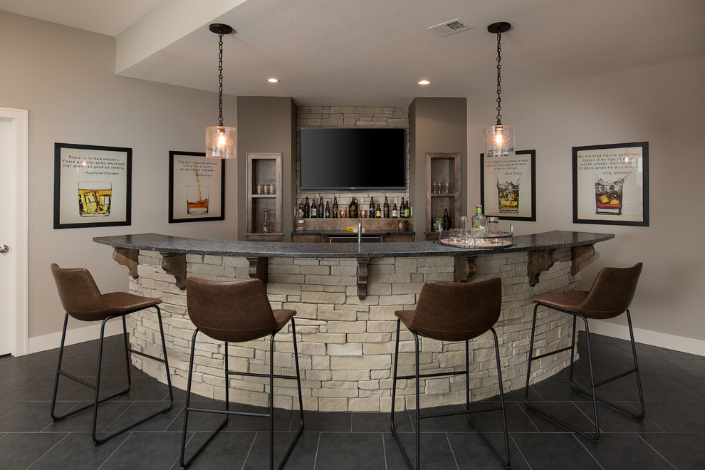カンザスシティにあるトランジショナルスタイルのおしゃれなウェット バー (ll型、オープンシェルフ、ベージュキッチンパネル、石タイルのキッチンパネル、黒い床、黒いキッチンカウンター) の写真