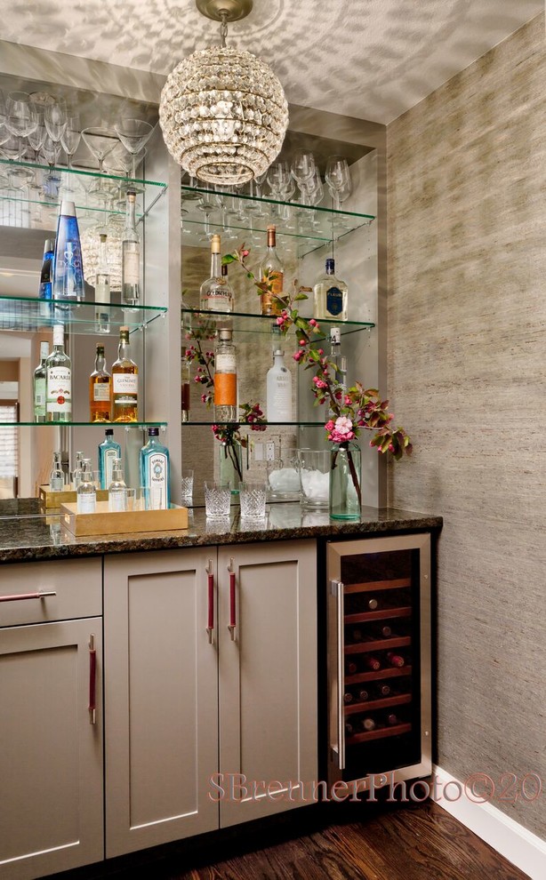 Cette image montre un petit bar de salon avec évier linéaire design avec un placard à porte shaker, des portes de placard grises, un plan de travail en quartz, une crédence miroir et un plan de travail multicolore.