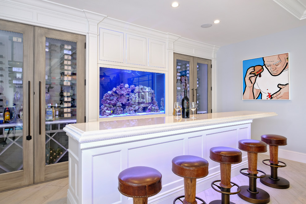 Imagen de bar en casa con barra de bar de galera clásico renovado con armarios estilo shaker, puertas de armario blancas, suelo beige y encimeras beige