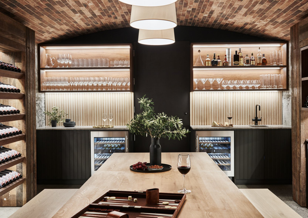 Imagen de bar en casa con fregadero actual con armarios abiertos, salpicadero beige y encimeras grises
